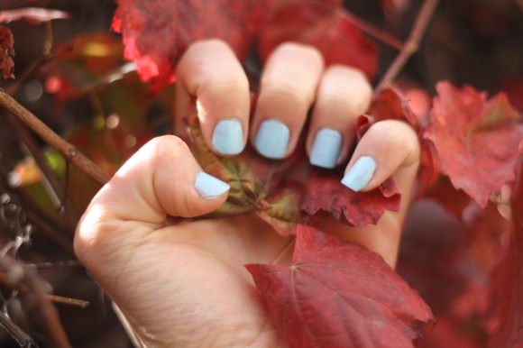 baby blue nails